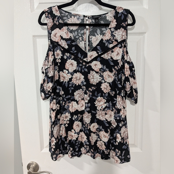 Torrid Black Floral Textured Woven With Eyelet Trim Cold Shoulder Top Size 1 - Picture 2 of 15